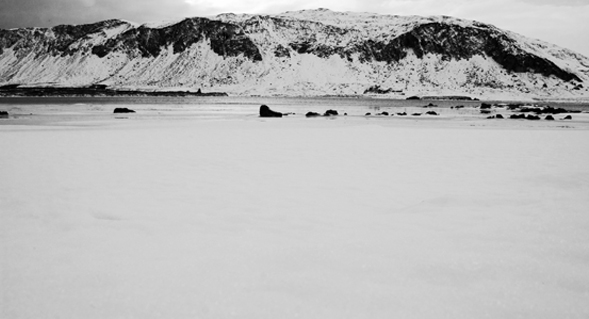 Islandwinter am See: Schwarz-weiß-Impressionen